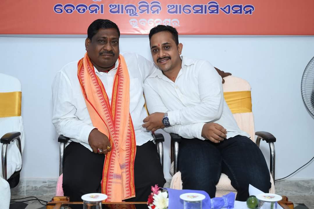 Osefd123's tweet photo. ଗୁରୁବାର ଦିନ ଓଡ଼ିଶା ସ୍ପେସିଆଲ ଏଜୁକେଟର ଫେଡ଼େରସନ ଫର୍ ଦିବ୍ୟାଙ୍ଗ ସଂଘ ପକ୍ଷରୁ‌ ଆୟୋଜିତ ସ୍ବାମୀ ବିବେକାନନ୍ଦଙ୍କ ଶ୍ରାଦ୍ଧବାର୍ଷିକୀ ଅବସରରେ ମାନ୍ୟବର ବଡ଼ମ୍ବା ବିଧାୟକ ଶ୍ରୀ ବିଜୟ କୁମାର ଦଳବେହେରା ଯୋଗ ଦେଇ ସ୍ବାମୀ ବିବେକାନନ୍ଦଙ୍କ ଫଟୋଚିତ୍ର ରେ ପୁଷ୍ପମାଲ୍ୟ ଅର୍ପଣ କରି ଶ୍ରଦ୍ଧାଞ୍ଜଳୀ ଜ୍ଞାପନ କରିଥିଲେ।ଏହି ଅବସରରେ ମାନ୍ୟବର ବିଧାୟକ ଙ୍କୁ ସଂଘ ପକ୍ଷରୁ ଉଚ୍ଚ୍ବସିତ ସ୍ବାଗତ ସମ୍ବର୍ଦ୍ଧନା ଦିଆଯାଇଥିଲା। ଏହି ଅବସରରେ ବିଧାୟକ ମହୋଦୟ ନିଜର ଅଭିଭାଷଣ ରଖିବା ସହ ସଂଘ ସହ ବିସ୍ତୃତ ଭାବେ ଆଲୋଚ଼ନା କରିଥିଲେ।