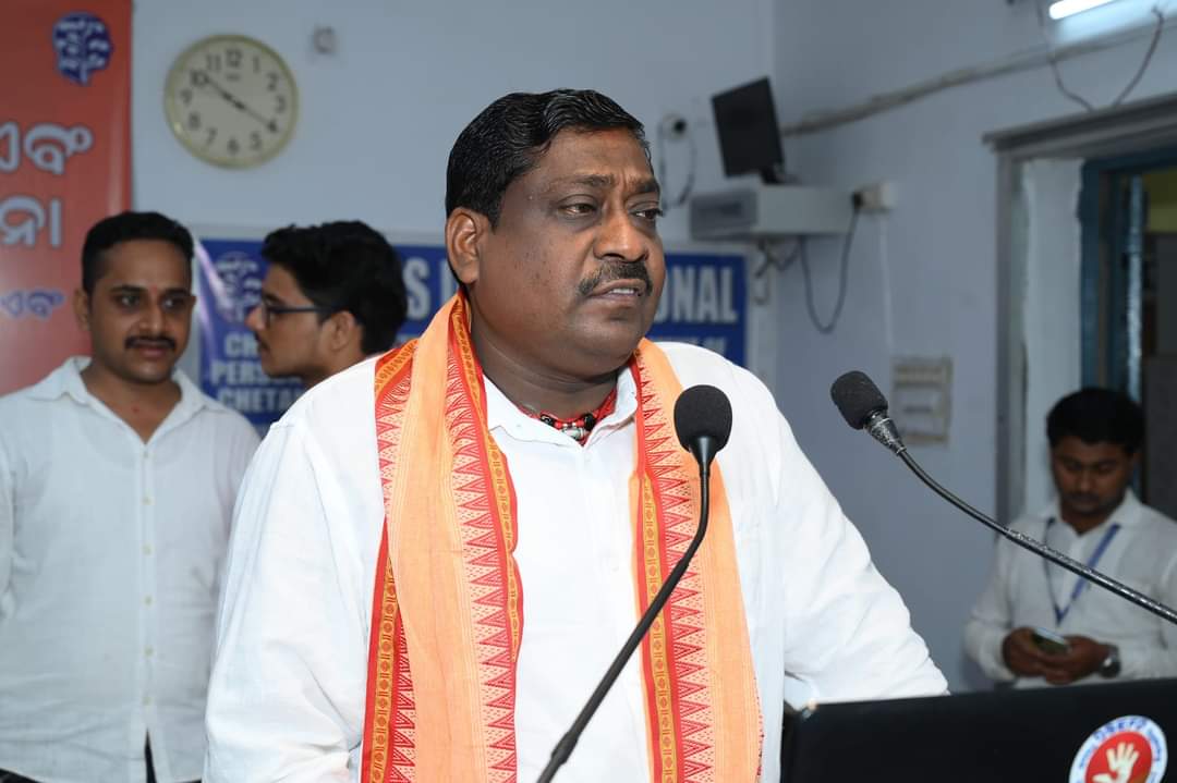 Osefd123's tweet photo. ଗୁରୁବାର ଦିନ ଓଡ଼ିଶା ସ୍ପେସିଆଲ ଏଜୁକେଟର ଫେଡ଼େରସନ ଫର୍ ଦିବ୍ୟାଙ୍ଗ ସଂଘ ପକ୍ଷରୁ‌ ଆୟୋଜିତ ସ୍ବାମୀ ବିବେକାନନ୍ଦଙ୍କ ଶ୍ରାଦ୍ଧବାର୍ଷିକୀ ଅବସରରେ ମାନ୍ୟବର ବଡ଼ମ୍ବା ବିଧାୟକ ଶ୍ରୀ ବିଜୟ କୁମାର ଦଳବେହେରା ଯୋଗ ଦେଇ ସ୍ବାମୀ ବିବେକାନନ୍ଦଙ୍କ ଫଟୋଚିତ୍ର ରେ ପୁଷ୍ପମାଲ୍ୟ ଅର୍ପଣ କରି ଶ୍ରଦ୍ଧାଞ୍ଜଳୀ ଜ୍ଞାପନ କରିଥିଲେ।ଏହି ଅବସରରେ ମାନ୍ୟବର ବିଧାୟକ ଙ୍କୁ ସଂଘ ପକ୍ଷରୁ ଉଚ୍ଚ୍ବସିତ ସ୍ବାଗତ ସମ୍ବର୍ଦ୍ଧନା ଦିଆଯାଇଥିଲା। ଏହି ଅବସରରେ ବିଧାୟକ ମହୋଦୟ ନିଜର ଅଭିଭାଷଣ ରଖିବା ସହ ସଂଘ ସହ ବିସ୍ତୃତ ଭାବେ ଆଲୋଚ଼ନା କରିଥିଲେ।
