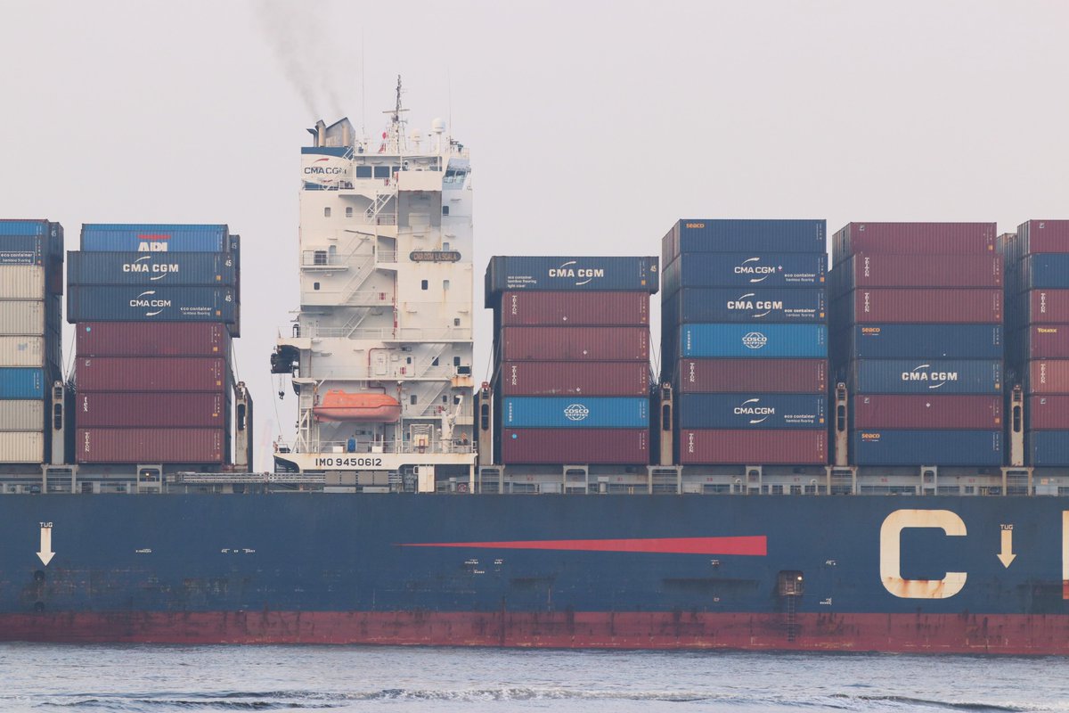 panamaru2's tweet photo. #CMA_CGM_LA_SCALA #IMO9450612 #Container_Ship GRT90931t 8465TEU b-2010 #Samsung_Shipbuilding_Heavy_Industries
#CMA_CGM #CBX_Service
ハウスの前後に 通常の 45'containerと床に竹材を用いた45'eco containerが積載されています。
20240706 https://t.co/sYtiY2vA2D