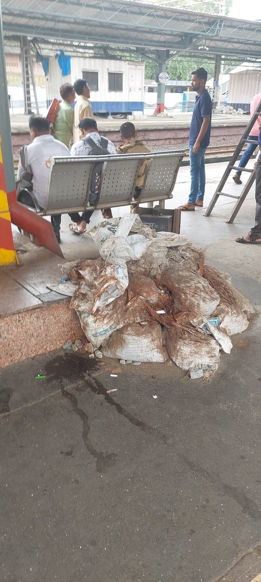 NimeshP1's tweet photo. Debries lying since many months have become spitting PAN at santacruz pltfrm 3 gents first class. Swachata abhiyaan is only on poster need some action. https://t.co/brgtRCRgAv