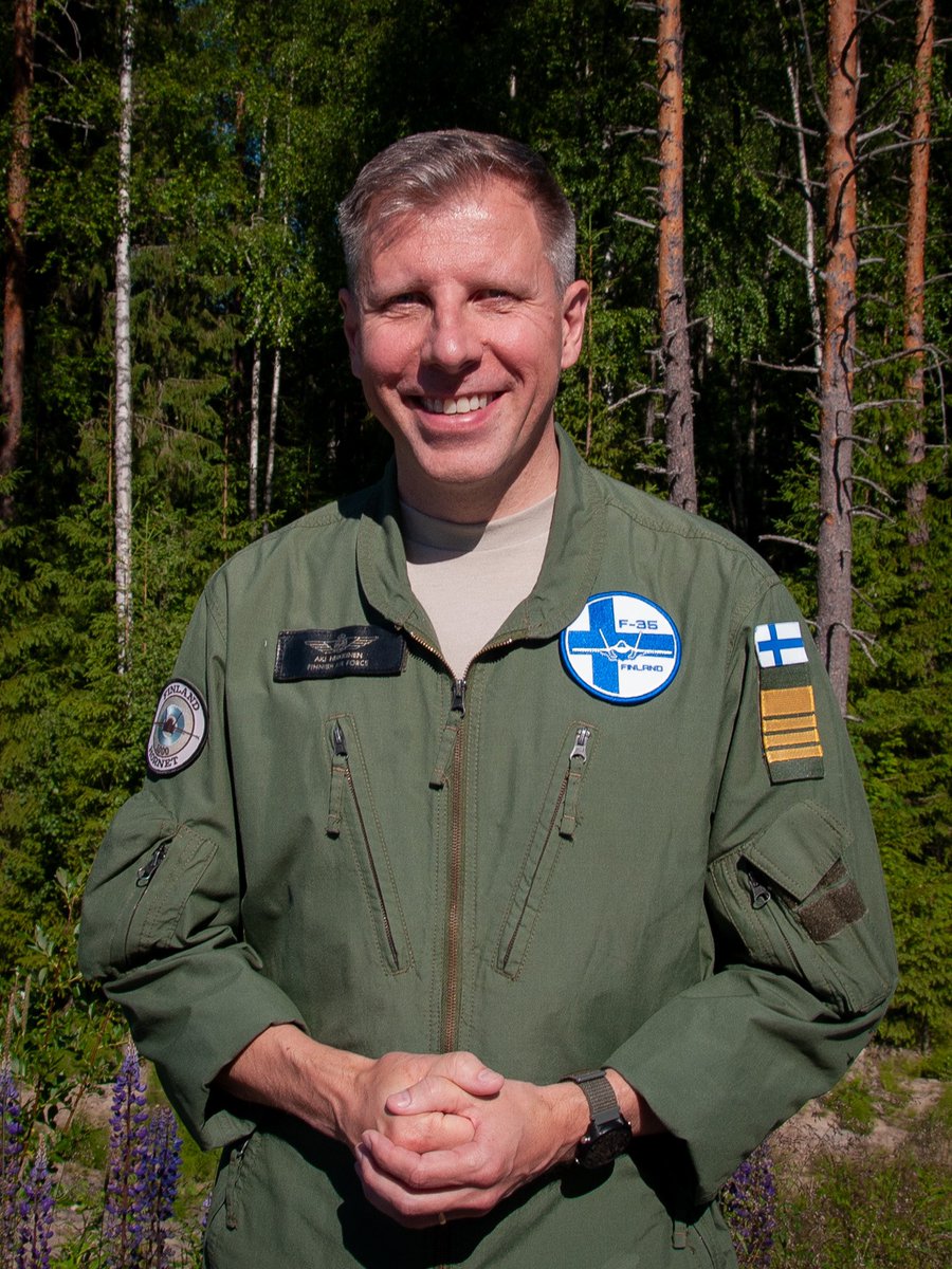 FinnishAirForce's tweet image. Col. Heikkinen handed over his desk to Elonheimo with pleasure.

– We’ve progressed to a very good situation in the 🇫🇮#F35Programme. We’re transitioning according to the plan from the post-procurement phase towards receiving the F-35 material and starting the initial training.3/3