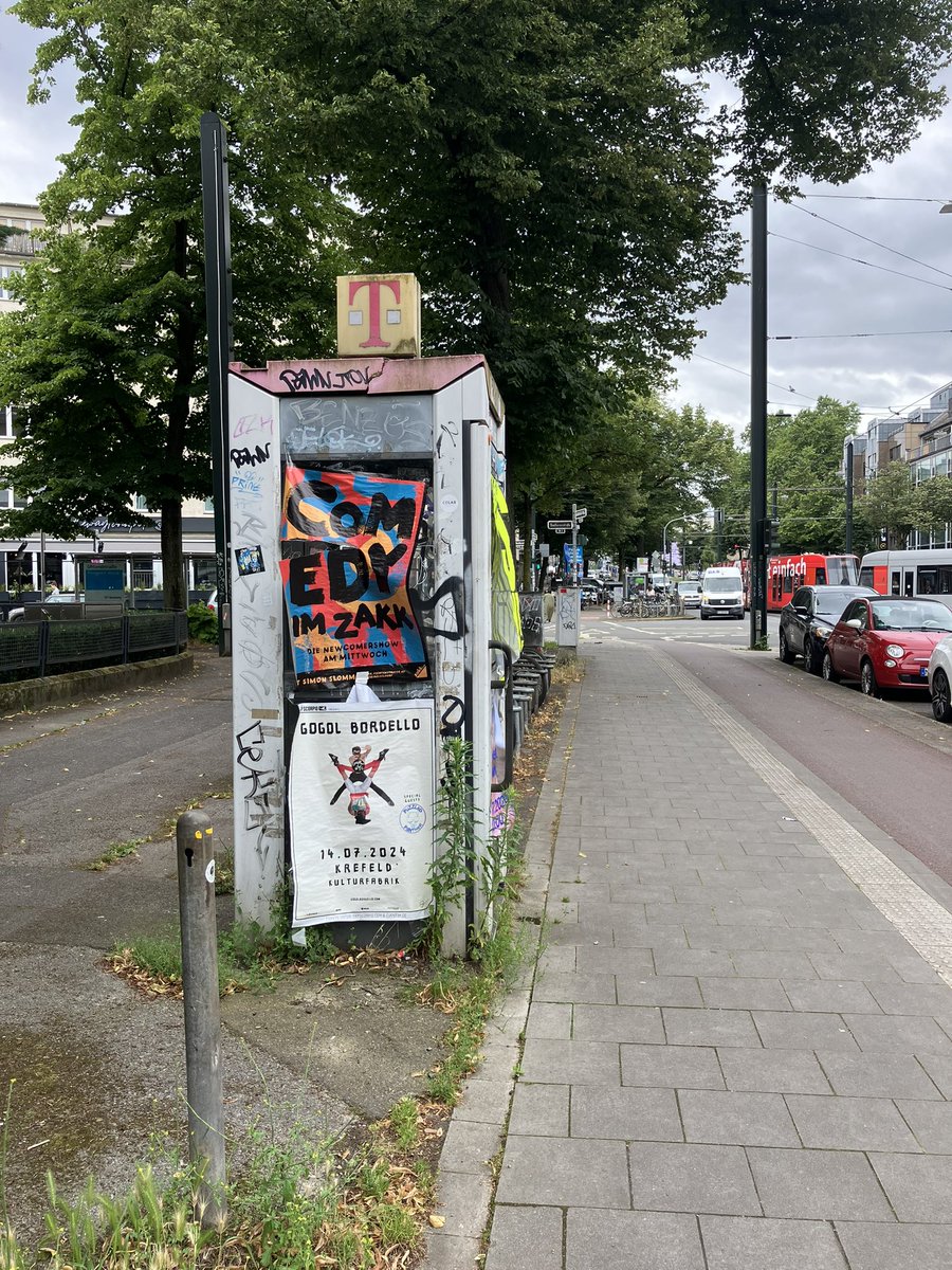 Ich weiss jetzt, wozu die verrottete #Telefonzelle noch da ist: damit „Händler“ in Ruhe ihre „Ware“ sortieren können: der Typ hatte es dann eilig #Dealer #Koks <a href="/deutschetelekom/">Deutsche Telekom</a> <a href="/Duesseldorf/">Stadt Düsseldorf</a> <a href="/flingern_zoo/">Grüne Flingern & Düsseltal</a>