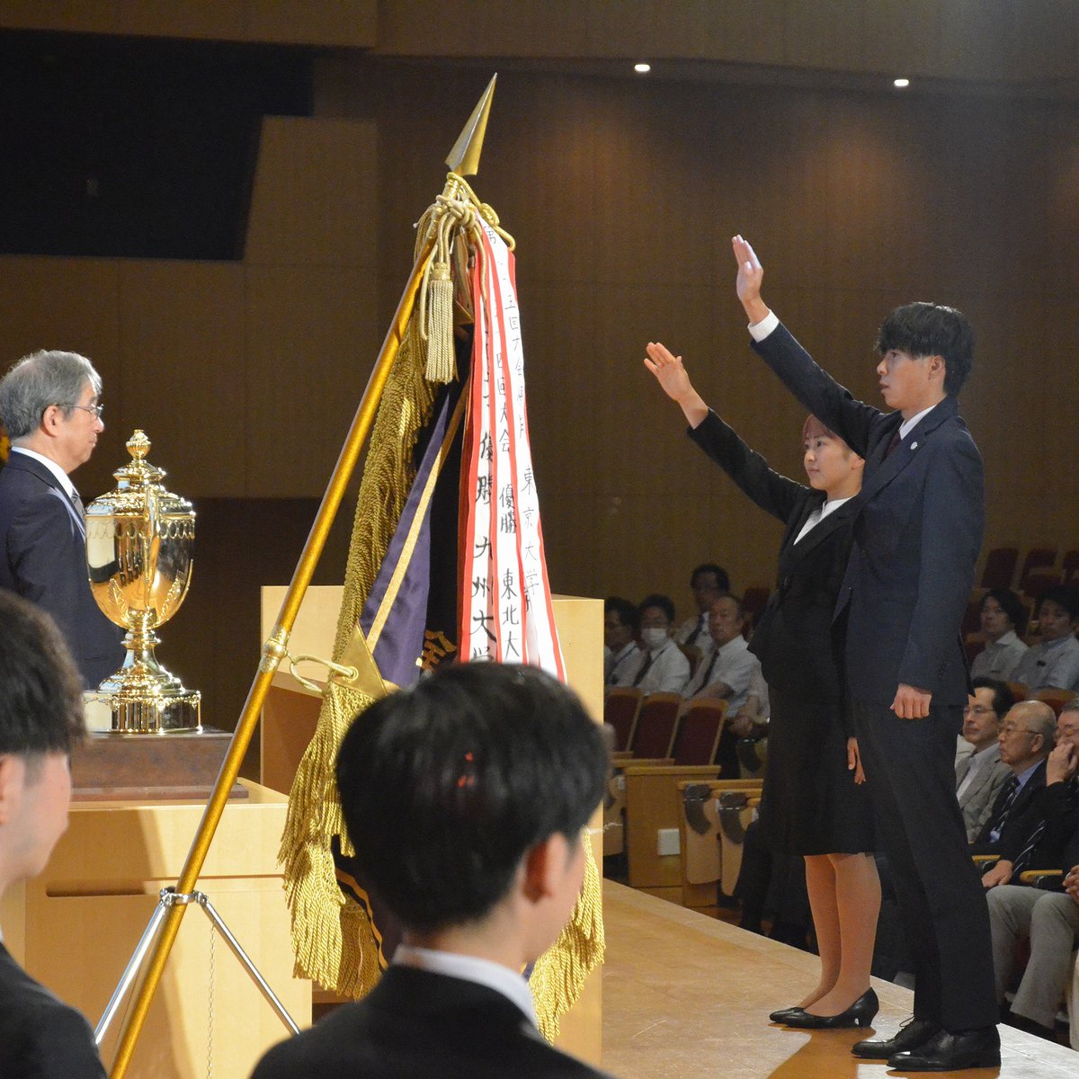 NagoyaUniv_info's tweet photo. 七大戦開会式が本日挙行されました。
主管校の名大から、実行委員長が堂々の開会宣言と、男子テニス部と女子ラクロス部の代表が選手宣誓。
７帝大卒アイドル #学歴の暴力 と男子チア #名古屋SPIDERS の演舞で会場を沸かせ、
名大の本気(マジ)度を示すことができました！ https://t.co/olum80qU12