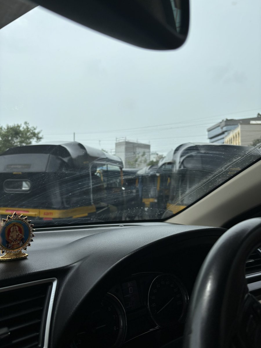 vinodsw2014's tweet photo. @mumbaitraffic @MMVD_RTO Total chaos at Marol Naka: traffic signals out, no traffic cop, wrong-side drivers following gulf/USA rules causing confusion. Managed to turn right into  Marol 
Maroshi .. regular feature .Urgent action needed to restore order! https://t.co/FOX4BvGWjK