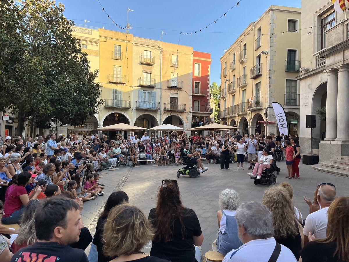 Un any més <a href="/figueresaescena/">Figueres a Escena</a> i <a href="/figueresesmou/">figueresesmou</a> treballem conjuntament la dansa i el moviment amb un col•lectiu de la ciutat 👏🏻