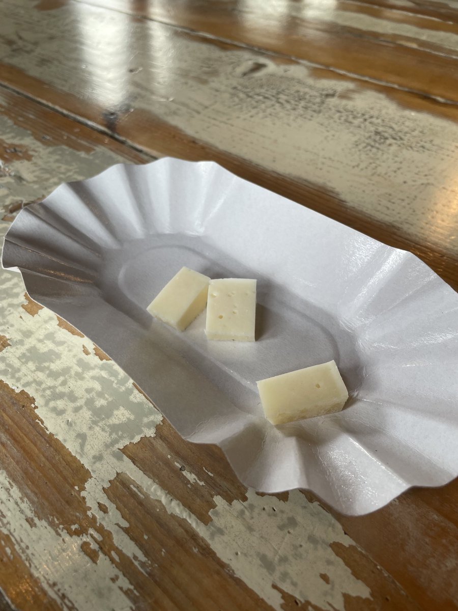 Wezenspyk's tweet image. De laatste stukjes zijn voor de poes. #schapenkaas #koffie #proeven