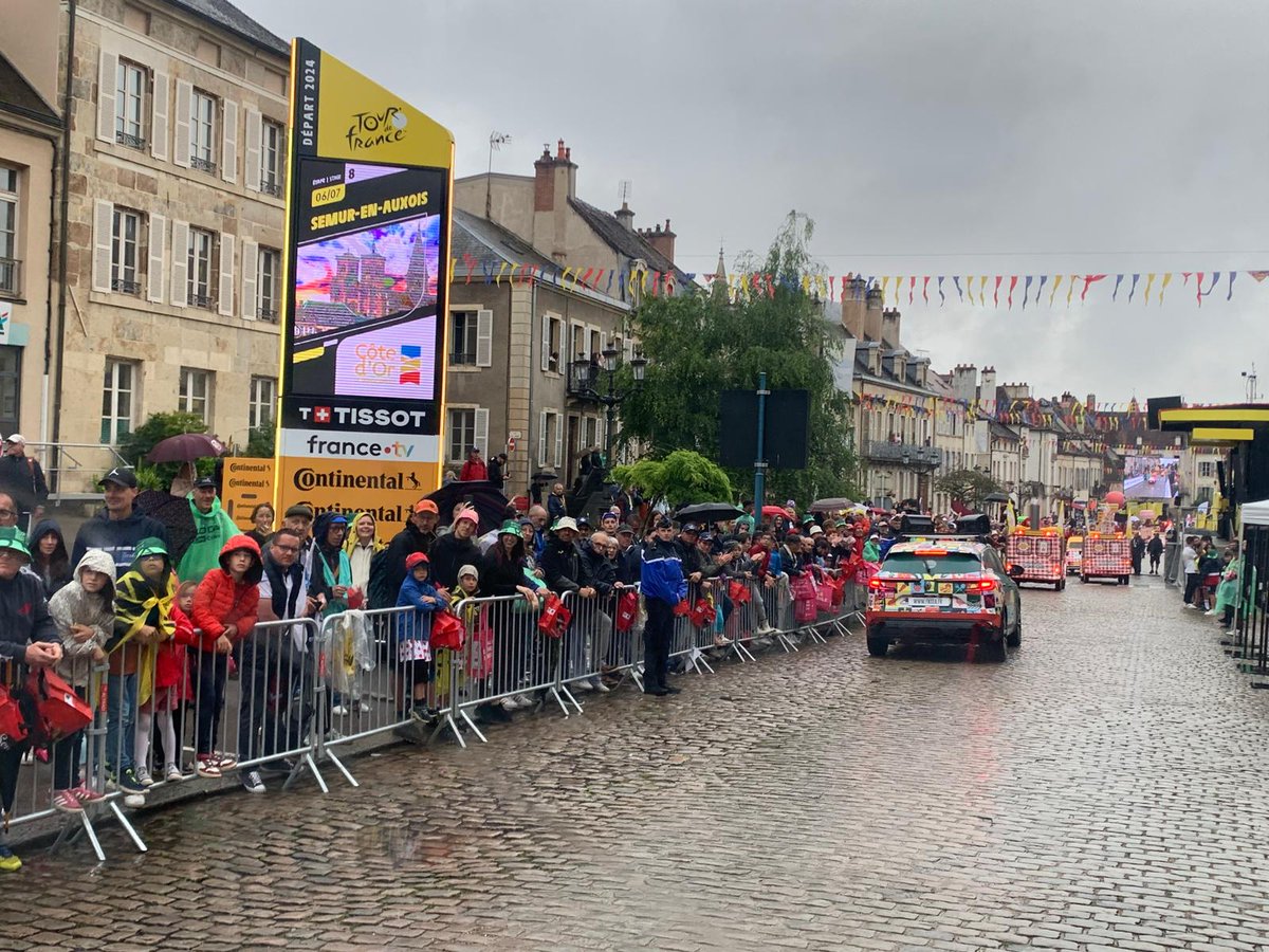 La FNSEA (@fnsea) on Twitter photo 🌦 Rincés ! 🚜🇫🇷🚲 Aujourd'hui, <a href="/LeTour/">Tour de France™</a> et la <a href="/CaravaneduTour/">La Caravane du Tour</a> commencent par une matinée pluvieuse.
👉 Ca n'empêche pas notre équipe d'avoir le sourire et de valoriser l'agriculture et ses professionnels sur les routes de France !!
cc @FRSEABFC <a href="/FDSEA21/">FDSEA de Côte d'Or</a> <a href="/TdBourgogne/">Terres de bourgogne</a> <a href="/bfc_region/">Région Bourgogne-Franche-Comté</a> 🌦 Rincés ! 🚜🇫🇷🚲 Aujourd'hui, <a href="/LeTour/">Tour de France™</a> et la <a href="/CaravaneduTour/">La Caravane du Tour</a> commencent par une matinée pluvieuse.
👉 Ca n'empêche pas notre équipe d'avoir le sourire et de valoriser l'agriculture et ses professionnels sur les routes de France !!
cc @FRSEABFC <a href="/FDSEA21/">FDSEA de Côte d'Or</a> <a href="/TdBourgogne/">Terres de bourgogne</a> <a href="/bfc_region/">Région Bourgogne-Franche-Comté</a>