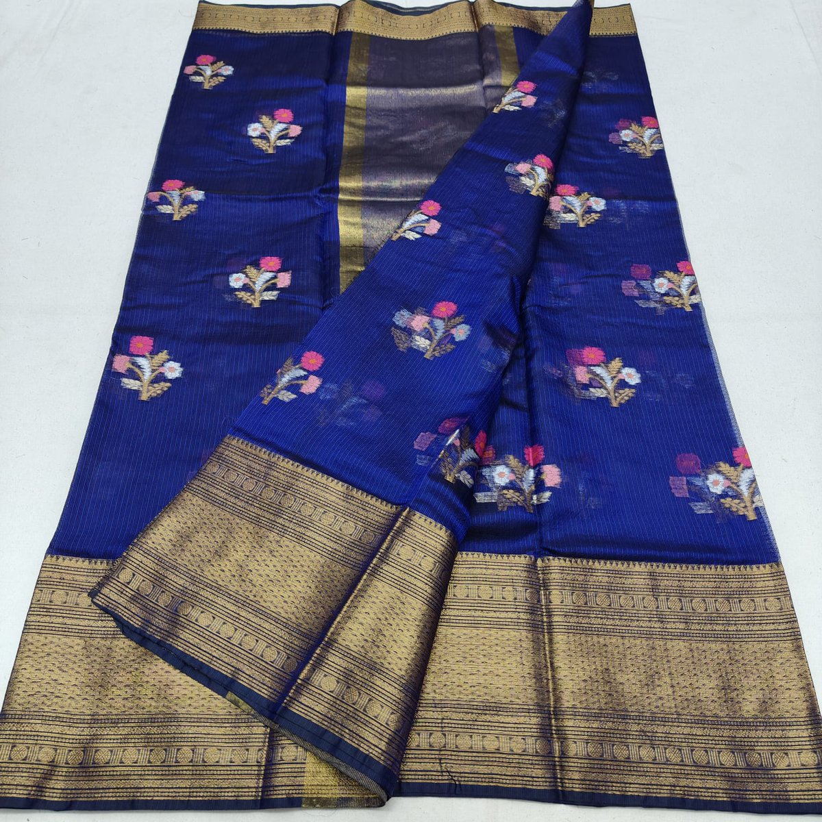 aksarees123's tweet photo. Step into elegance with our exquisite Kota Sarees. Available now for 3550₹ with free shipping! ✨🌼

#KotaSaree #EthnicWear #IndianFashion #SareeLove #ElegantStyle #FreeShipping #Fashion #Style https://t.co/SgIGFXJTsV