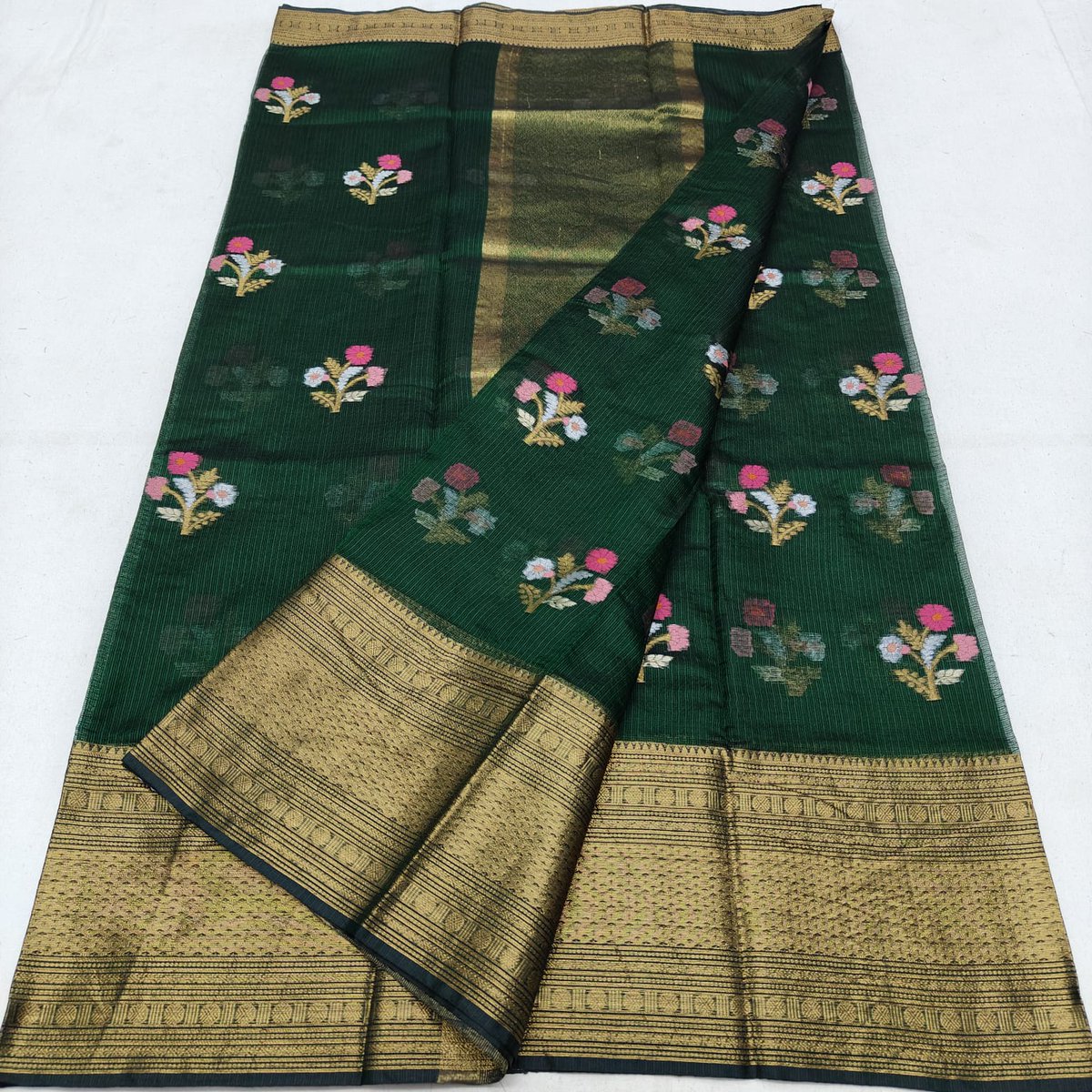 aksarees123's tweet photo. Step into elegance with our exquisite Kota Sarees. Available now for 3550₹ with free shipping! ✨🌼

#KotaSaree #EthnicWear #IndianFashion #SareeLove #ElegantStyle #FreeShipping #Fashion #Style https://t.co/SgIGFXJTsV