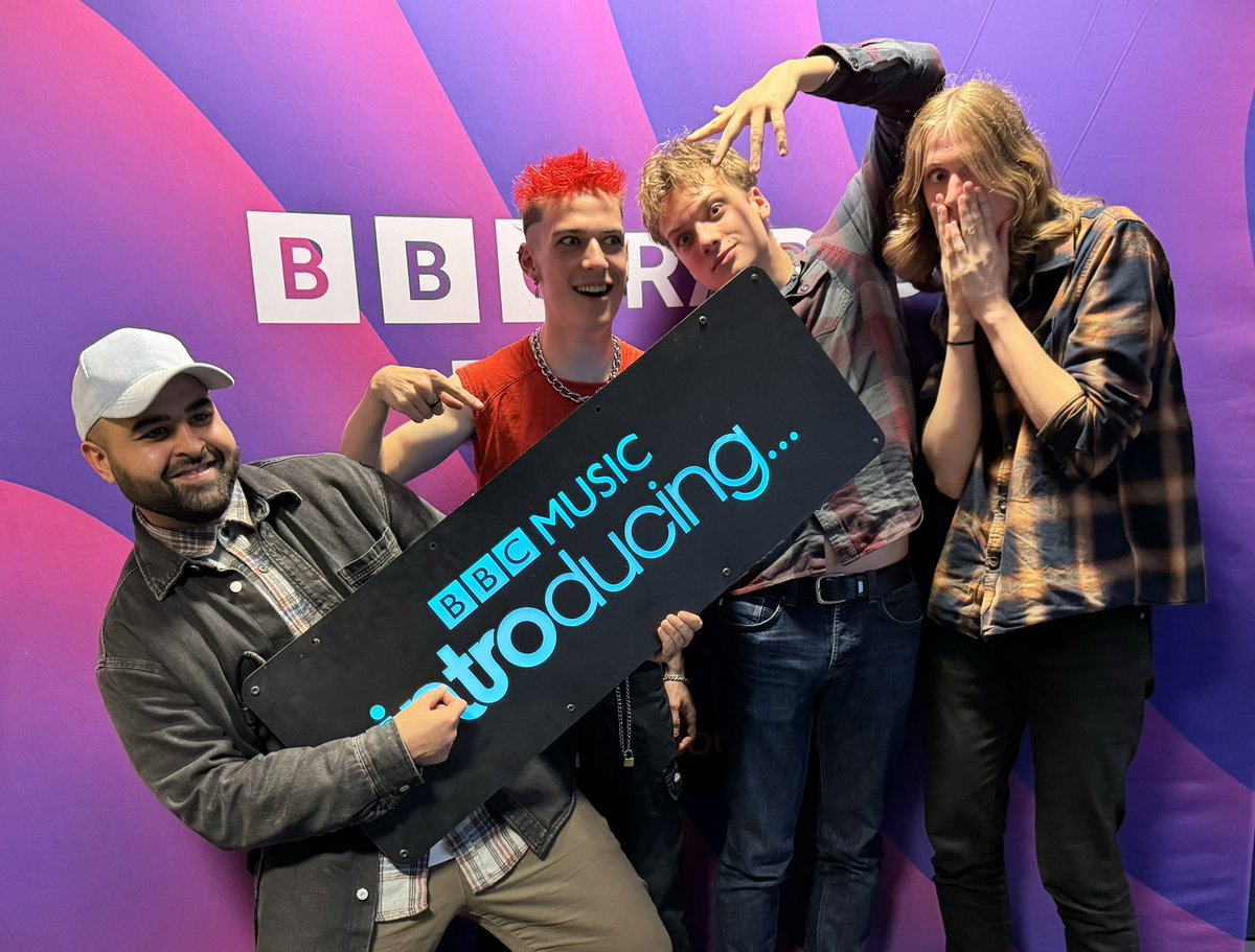 I think this picture sums up the excitement and emotion of a fantastic opportunity on <a href="/bbcintroducing/">BBC Music Introducing</a> with <a href="/shakkmusic/">Shakk</a> for <a href="/jamtubofficial/">JAM TUB</a> on Thursday evening to talk about their upcoming EP release! You can listen to the episode here: bbc.co.uk/sounds/play/p0… 🍓🛁 #youngmusicians