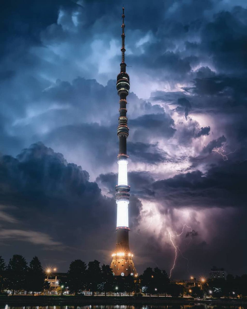 Aleks_Hit's tweet photo. 🌪 Лучший кадр вчерашнего урагана в Москве https://t.co/KoPjATdLKa