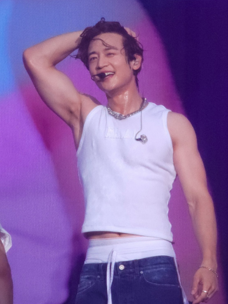 AboutMusicYT's tweet photo. SHINee's Minho performs at the Waterbomb festival. https://t.co/G13V7vUcNz