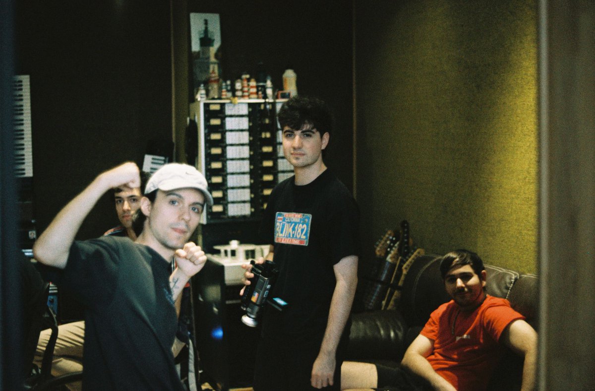 esta semana hemos estado grabando nueva música en ultramarinos 🫂

fotito de nuestro amigo <a href="/alborgsup/">𝘼𝙡𝙗𝙤𝙧𝙜</a>