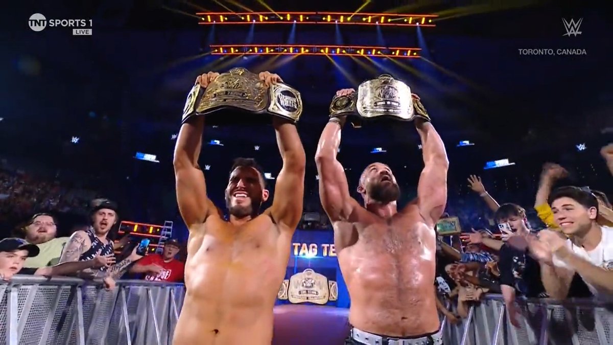 WMainEventTime's tweet image. Y el #MainEventTime de la noche acaba con DIY levantando los campeonatos por parejas de la #WWE. Increíble lucha que acabó por sumisión

#WWE #SmackDown #wrestling