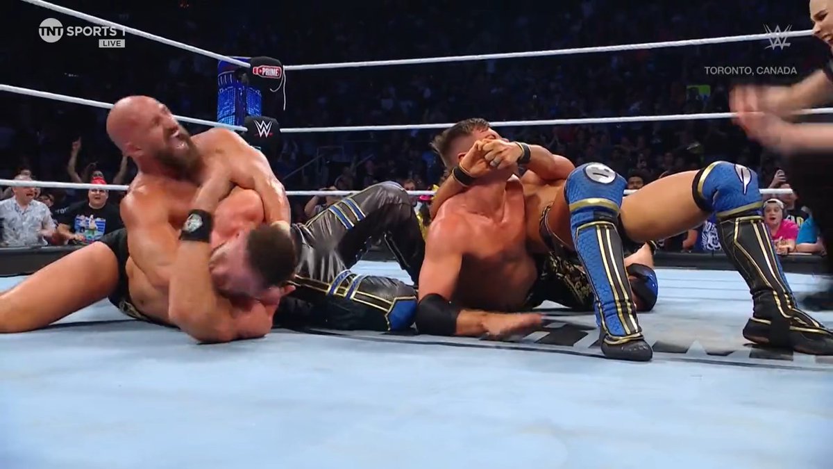 WMainEventTime's tweet image. Y el #MainEventTime de la noche acaba con DIY levantando los campeonatos por parejas de la #WWE. Increíble lucha que acabó por sumisión

#WWE #SmackDown #wrestling