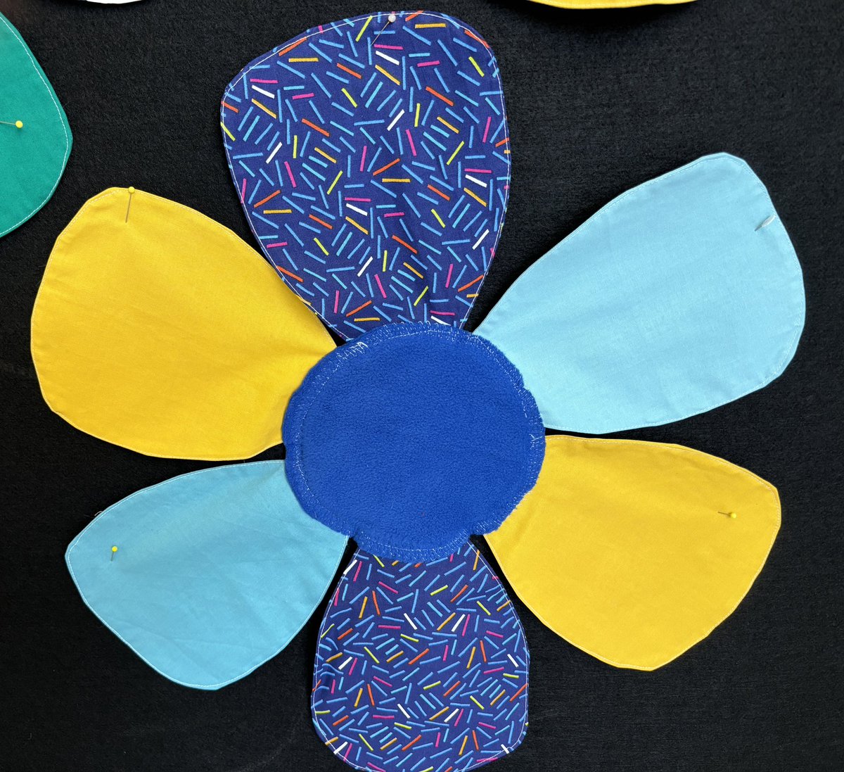 Les monstres à compter et la fleur <a href="/MHMternelle1/">MHM@ternelle</a> étaient présents au congrès <a href="/AGEEM_National/">AGEEM National</a> à St Brieuc sur le stand Histoires de fil en fil. <a href="/alfay02732880/">histoire de fil en fil</a>