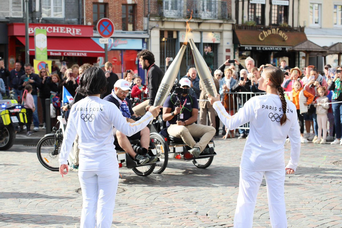 #àlintérieurDesJeux | Kelly, élève gardien de paix à l'école nationale de police de Rouen-Oissel a été choisie pour porter la 🔥 olympique à Pont-Audemer, dans l'Eure (27). Un moment de fierté partagée avec les habitants locaux. Elle sera également défilante le #14Juillet 🇫🇷
