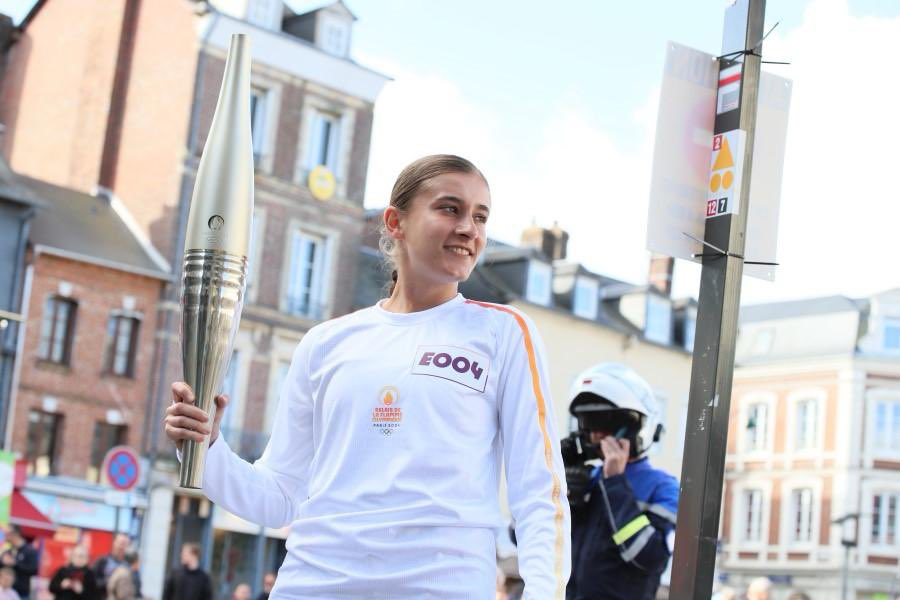 PoliceNationale's tweet photo. #àlintérieurDesJeux | Kelly, élève gardien de paix à l'école nationale de police de Rouen-Oissel a été choisie pour porter la 🔥 olympique à Pont-Audemer, dans l'Eure (27). Un moment de fierté partagée avec les habitants locaux. Elle sera également défilante le #14Juillet 🇫🇷 https://t.co/eDSx4DUwKH