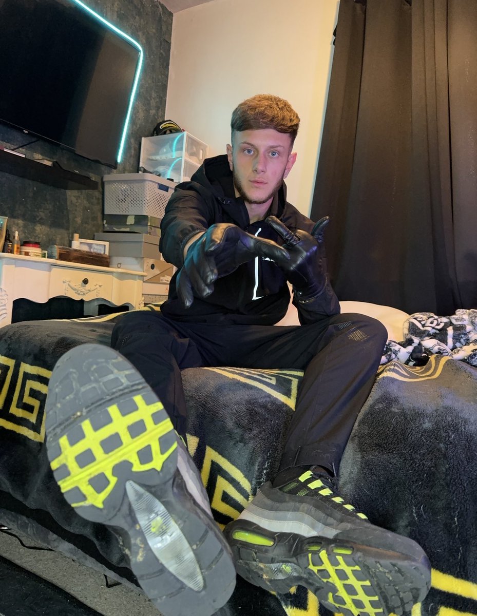 charliebex20's tweet image. Leather gloves are out today😎 your throat is vulnerable rn along with ur wallet, no prints in and out kidnap style😈 #findom #cashmaster #alpha #leathergloves #leather