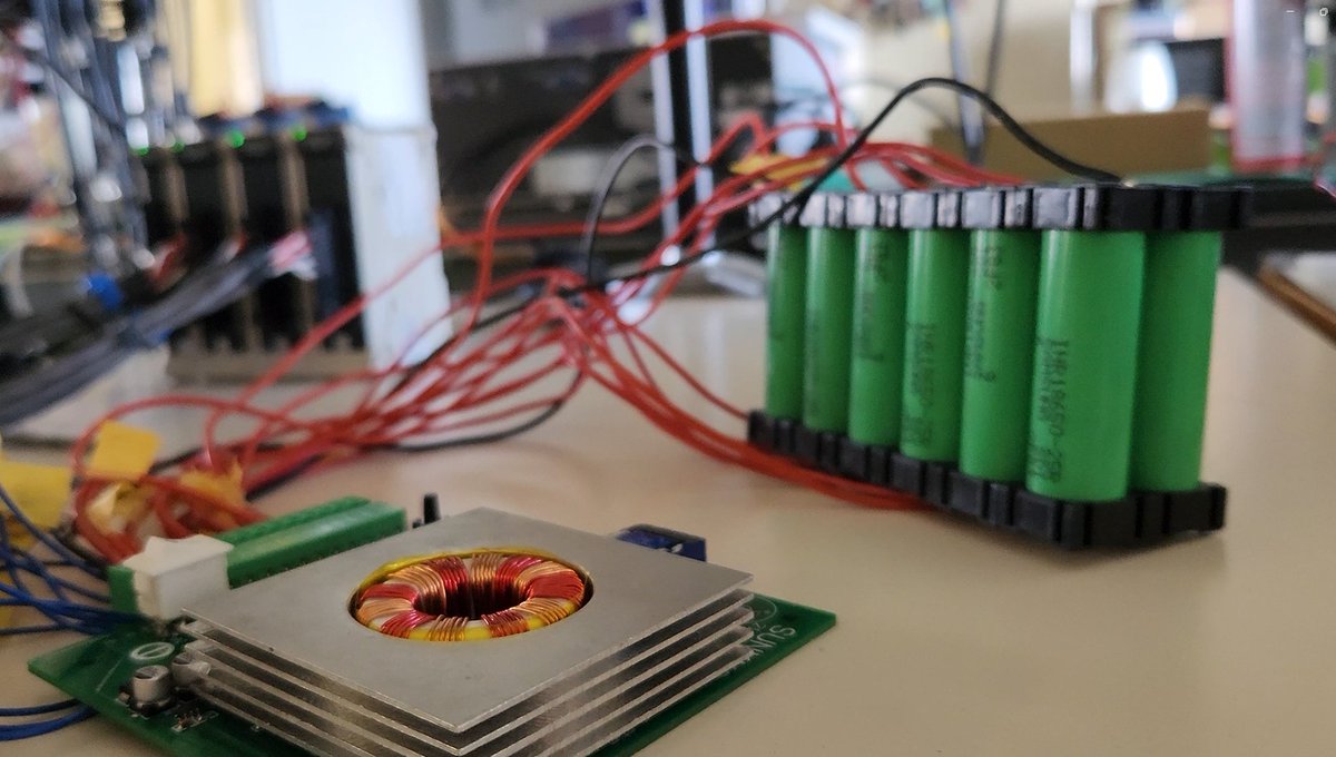 pow_electronics's tweet image. 見た目インパクト強すぎの回路
多巻線トランスを使ってリチウムイオンバッテリ用セルバランス回路
回路の能力以前に、こういうマニアックな回路までも速攻で製品化する中国企業のスピード感がすごい🤧