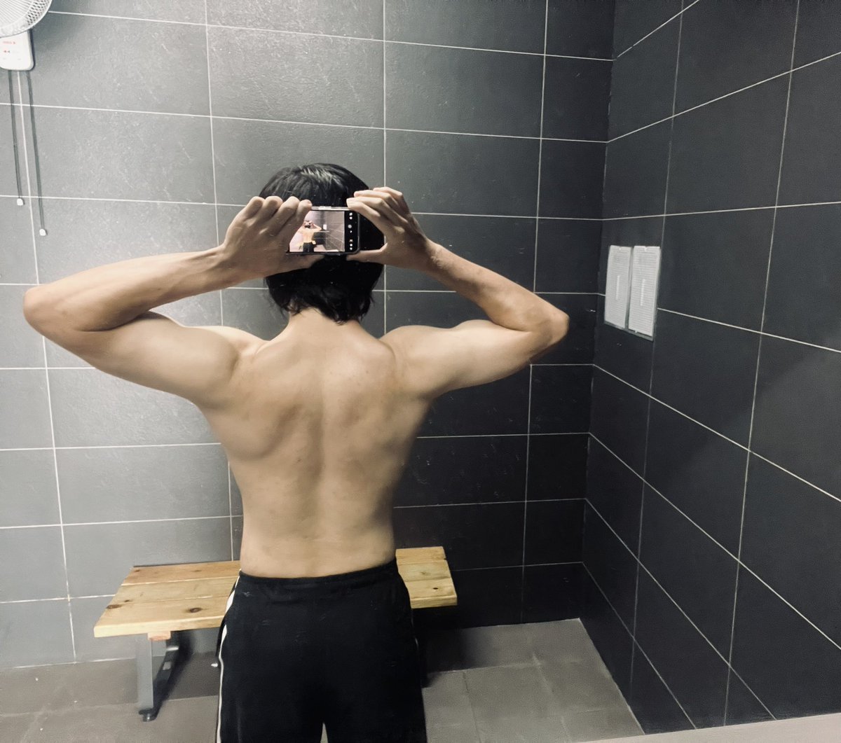 前天練完背的對鏡拍