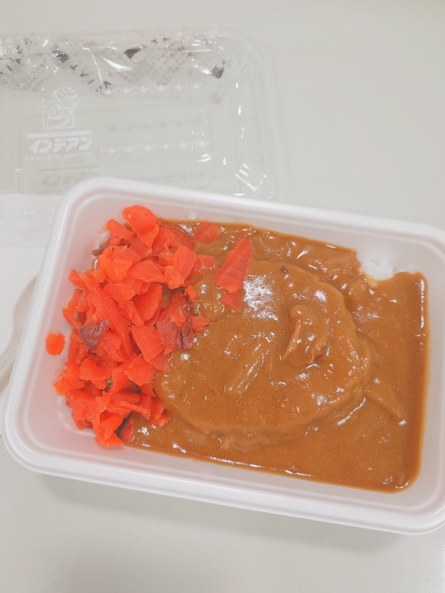 札幌で帯広のインデアンのカレーを食べる(旭川から近いので)
ハンバーグカレーです💡
ビジュアルは普通だけど味はめちゃうまい😳
また明日来ようかな
芸森スタジオ行こうかと思ったけど予約でいっぱいだった😂
見学だけならできるのかな？
思いつきで行けるような場所じゃないか💦