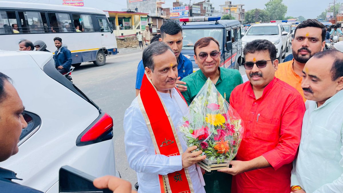 manishrawatmla's tweet image. 06-07-2024
उत्तर प्रदेश सरकार के पूर्व मा0.उपमुख्यमंत्री श्री #DineshSharma जी का सिधौली पंहुचने पर मा0.जिला अध्यक्ष श्री #RajeshShukla  जी के साथ स्वागत अभिनंदन किया।
इस अवसर पर सम्मानित पदाधिकारीगण मौजूद रहे।
152- #सिधौलीसीतापुर
@BJP4India @BJP4UP @BJP4Delhi @AmitShah