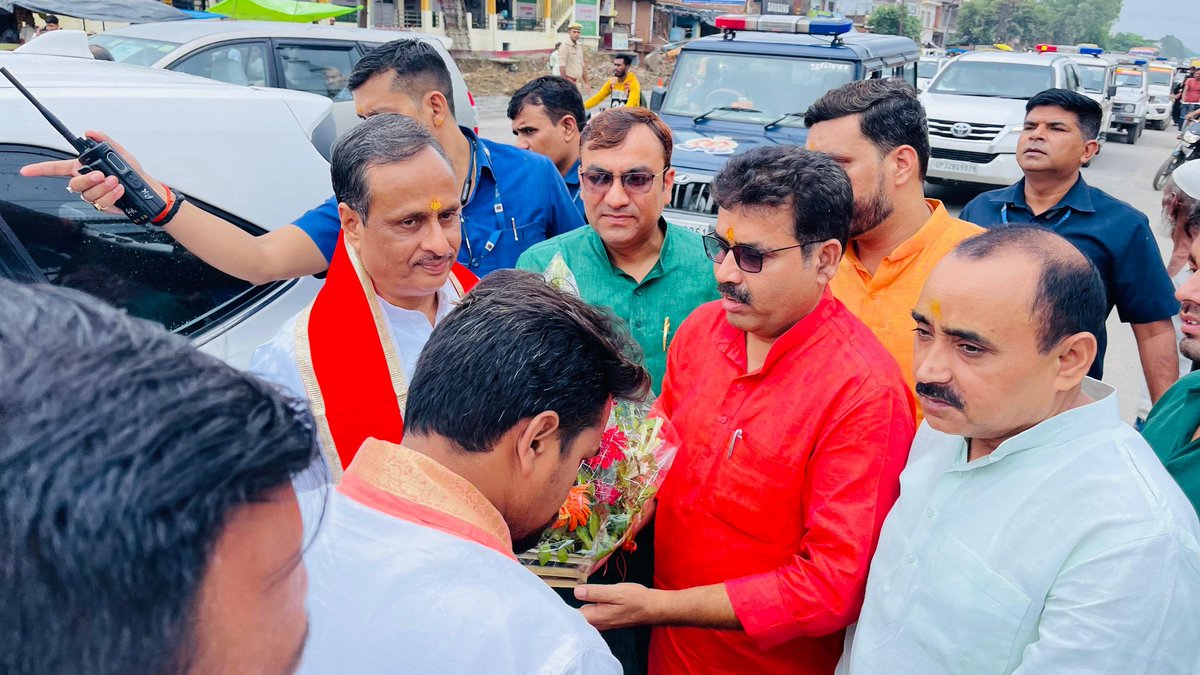 manishrawatmla's tweet image. 06-07-2024
उत्तर प्रदेश सरकार के पूर्व मा0.उपमुख्यमंत्री श्री #DineshSharma जी का सिधौली पंहुचने पर मा0.जिला अध्यक्ष श्री #RajeshShukla  जी के साथ स्वागत अभिनंदन किया।
इस अवसर पर सम्मानित पदाधिकारीगण मौजूद रहे।
152- #सिधौलीसीतापुर
@BJP4India @BJP4UP @BJP4Delhi @AmitShah