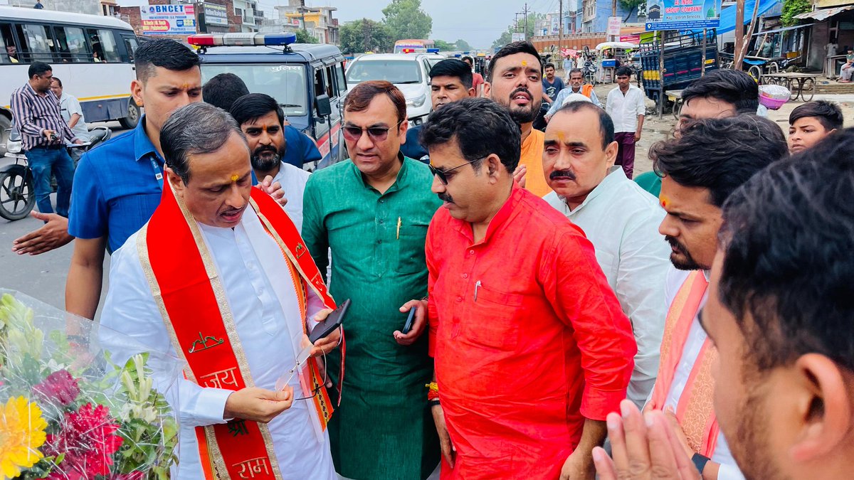 manishrawatmla's tweet image. 06-07-2024
उत्तर प्रदेश सरकार के पूर्व मा0.उपमुख्यमंत्री श्री #DineshSharma जी का सिधौली पंहुचने पर मा0.जिला अध्यक्ष श्री #RajeshShukla  जी के साथ स्वागत अभिनंदन किया।
इस अवसर पर सम्मानित पदाधिकारीगण मौजूद रहे।
152- #सिधौलीसीतापुर
@BJP4India @BJP4UP @BJP4Delhi @AmitShah