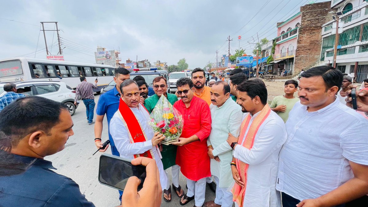 manishrawatmla's tweet image. 06-07-2024
उत्तर प्रदेश सरकार के पूर्व मा0.उपमुख्यमंत्री श्री #DineshSharma जी का सिधौली पंहुचने पर मा0.जिला अध्यक्ष श्री #RajeshShukla  जी के साथ स्वागत अभिनंदन किया।
इस अवसर पर सम्मानित पदाधिकारीगण मौजूद रहे।
152- #सिधौलीसीतापुर
@BJP4India @BJP4UP @BJP4Delhi @AmitShah