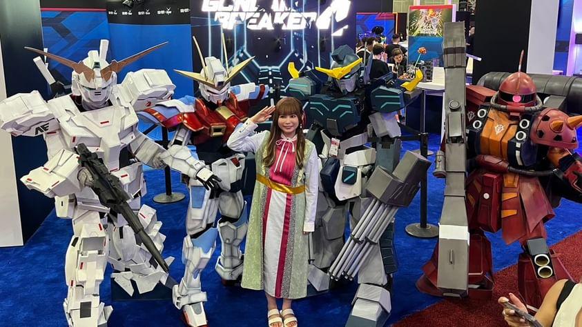 discaliber's tweet image. Day 2 Gundam gathering, Shoko Nakagawa stopped us for a pic!

Thanks @xAoshisanx for handling!