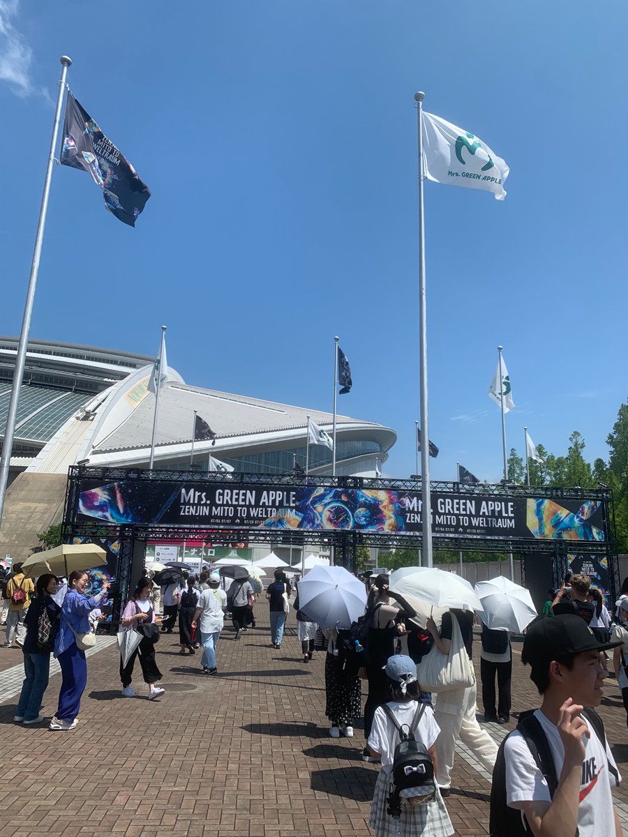 RenGosaki's tweet photo. ミセス ノエビア初日 グッズ
10時半に並んで 買えたのが
14時前。3時間半並んだ。
Ensembleツアーから
色々行ってるけど 過去1並ぶ。
俺が買い終わってすぐにライトスティックが本日分売り切れ。
明日並ぶ方は参考までにどうぞ
（芝生コートは心折れるのでご注意を）←分かる人にはわかる https://t.co/di3OvYMk1D