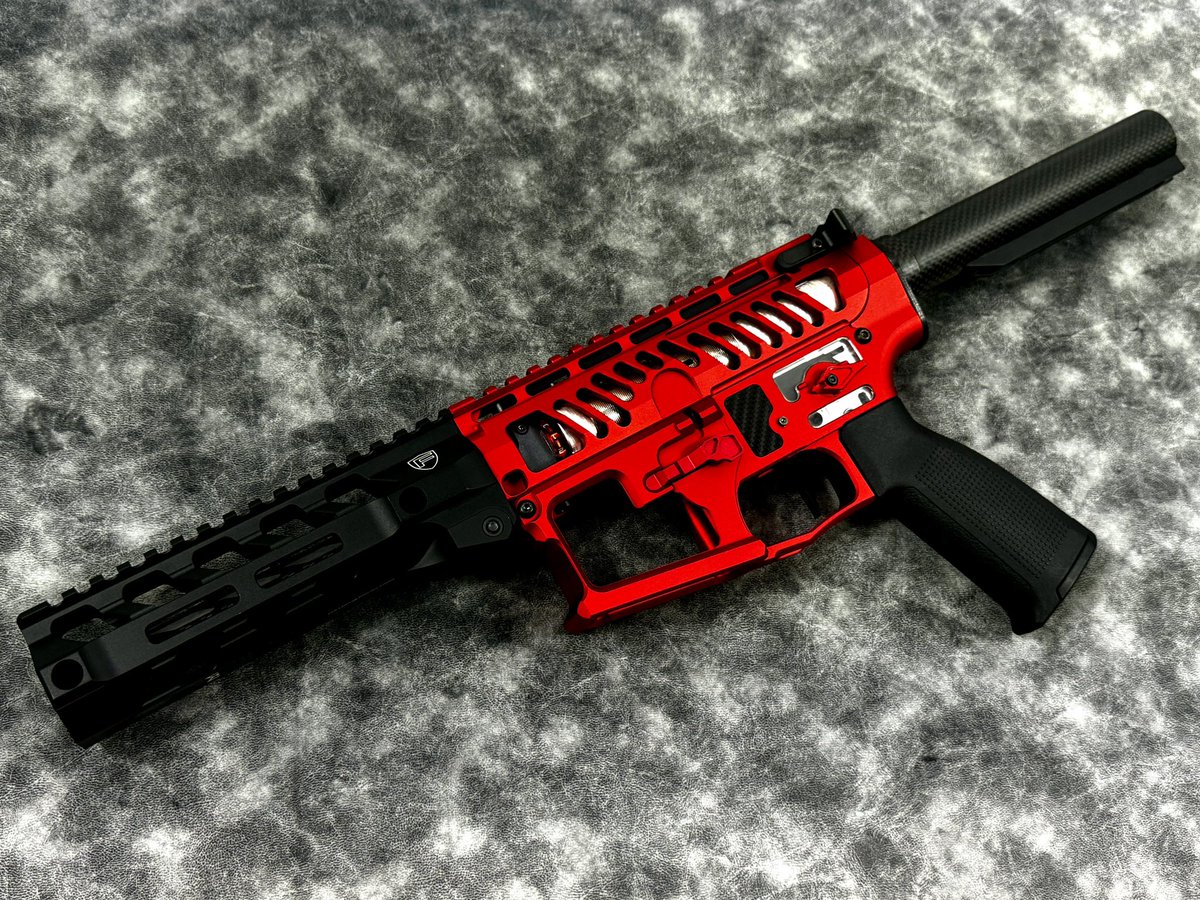 GoodIsland7's tweet photo. 【カスタムガン、お作りします】
アレクです(*'ω'*)

暑くなってきた今の時期に良く似合う
鮮やかで目を引く赤と
引き締まってクールな印象の黒

Good Islandの代名詞と言っても過言では無い
MANCRAFT製の透け感のあるレシーバーを使った、コンプリートカスタムガン

秋葉原店にて販売しています！！！！！
٩( 'ω' )و

どちらのカラーも
MANCRAFT製レシーバー
GATE製メカボックス
Option No.1製ブラシレスモーター
DSG
GATE製ASTER
IRON製BATハンドガードを組み込んだ、豪華仕様(*´Д｀*)
（詳細は代替テキストにて！）

しかも！試射も出来ちゃいます(・Д・)
シャープなトリガーストロークを体験してください(*'ω'*)

SFAさん（@SFAinformation）
素敵なパーツ達をありがとうございます♪

世界に一つしかない、貴方だけの一丁を丹精込めて、お作りします！

他にもたくさん画像載せてます！こちらも是非！！！
Good Island オンラインショップ
https://t.co/JoHkgTC7Fs

#GoodIsland
#MANCRAFT
＃カスタムガン
＃電動ガン
#軍拡しようぜ
#オンリーワンな一丁をお作りします
