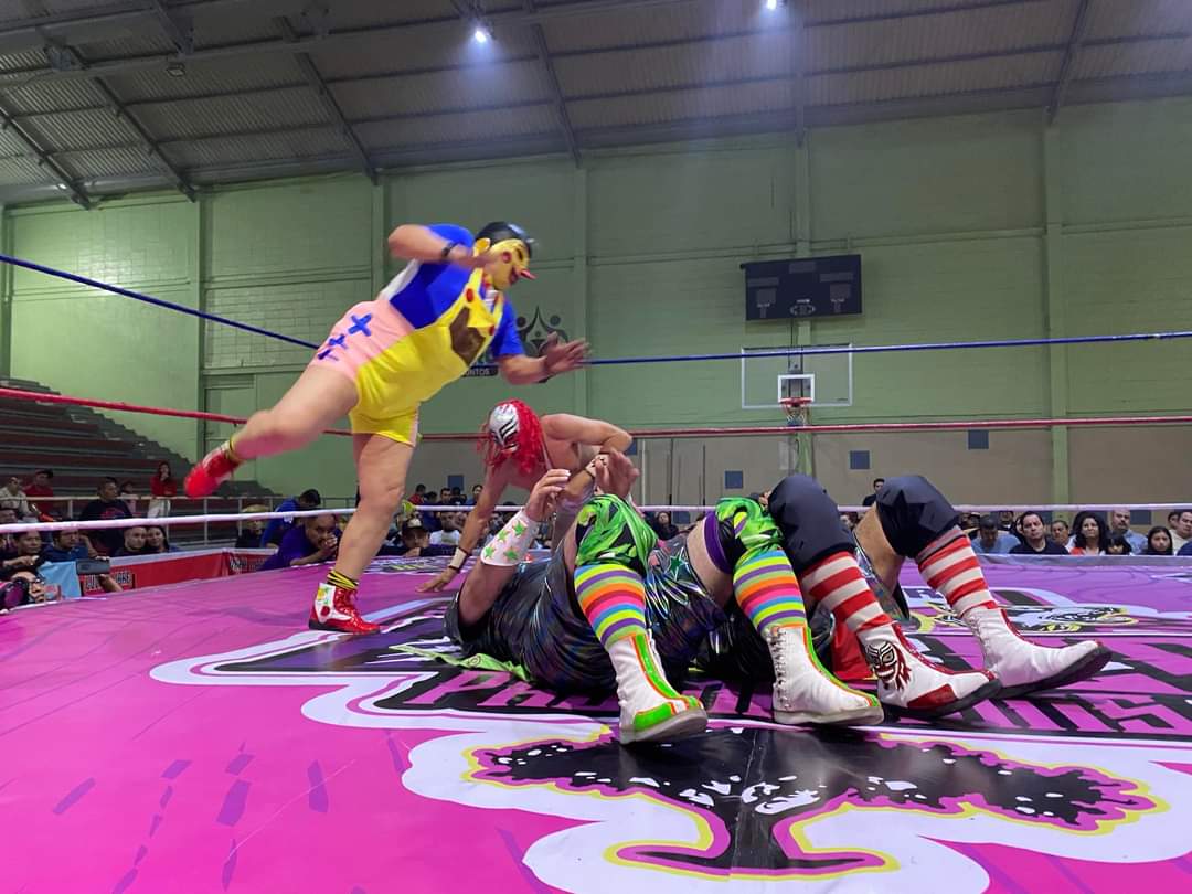 LaTijeraLucha's tweet photo. La nostalgia y calidad ha llegado al #DeportivoLosGaleana cuando chocan cuatro grandes experimentados como lo son #Solar y #SuperPinocho que caen ante #CocoRojo y #CocoVerde, quienes contaron con el conteo más rápido del oeste del referí #Chostin, en lucha llena... https://t.co/7GCaTMBSbl