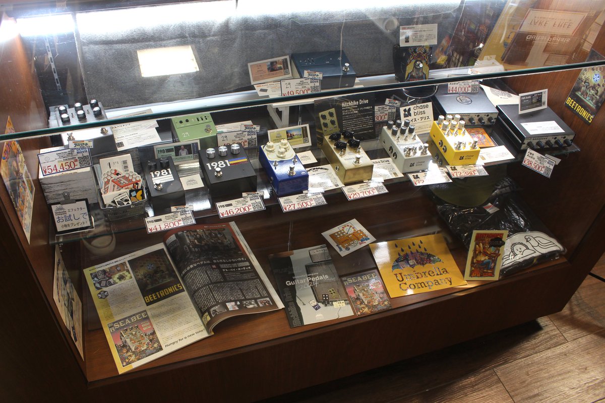 opus_main_store's tweet photo. 奇々怪々！古今東西のマニアックエフェクターを取り扱うアンブレラカンパニー。
その中でも極々一部にはなりますが、スタッフ厳選エフェクターをまとめて展示中！！
クリエイティブな作品から痒い所に手が届くようなものまで、さまざまご用意いたしました。
実機での試奏ができるのはいまだけかも！？ https://t.co/HvCJ3QWhR3