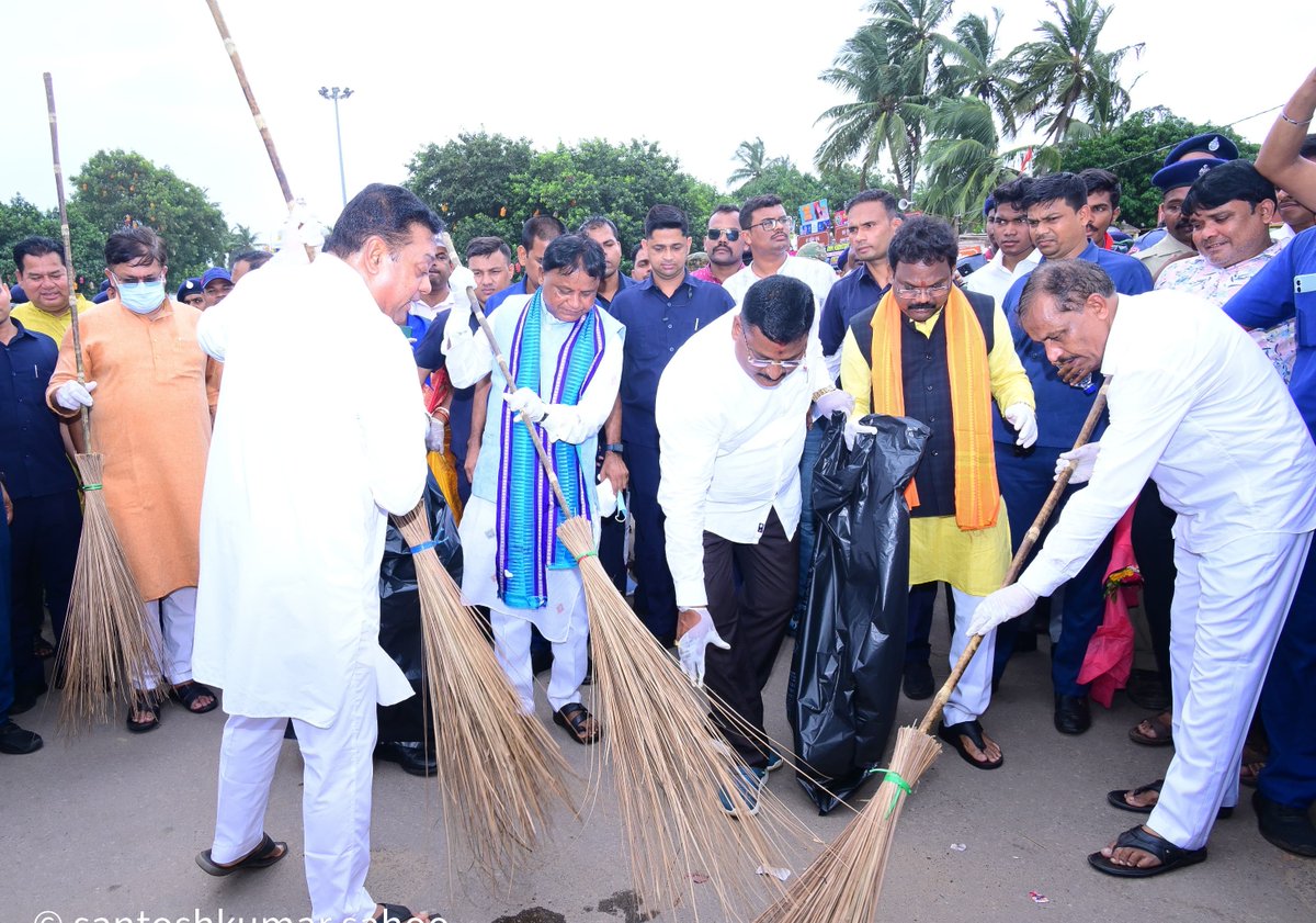 MohanMOdisha's tweet photo. ପବିତ୍ର ରଥଯାତ୍ରା ପୂର୍ବରୁ ପୁରୀ ବଡ଼ ଦାଣ୍ଡରେ ଆୟୋଜିତ ସ୍ବଚ୍ଛ ଭାରତ ଅଭିଯାନରେ ସାମିଲ ହୋଇ ନିଜକୁ ଧନ୍ୟ ମନେ କରୁଛି । ଆସନ୍ତାକାଲି ମହାପ୍ରଭୁ ଶ୍ରୀଜଗନ୍ନାଥ, ପ୍ରଭୁ ବଳଭଦ୍ର ଓ ଦେବୀ ସୁଭଦ୍ରା ବଡ ଦେଉଳର ରତ୍ନ ସିଂହାସନକୁ ଛାଡ଼ି ବଡଦାଣ୍ଡରେ ଲକ୍ଷାଧିକ ଭକ୍ତଙ୍କୁ ପ୍ରତ୍ୟକ୍ଷ ଦର୍ଶନ ଦେବେ, ଏହି ସମୟରେ ପରିବେଶକୁ ସ୍ୱଚ୍ଛ ଓ ସୁରକ୍ଷିତ ରଖିବା ପାଇଁ ଆମେ ସମସ୍ତେ ସଂକଳ୍ପ ନେବା ।

ଜୟ ଜଗନ୍ନାଥ 🙏