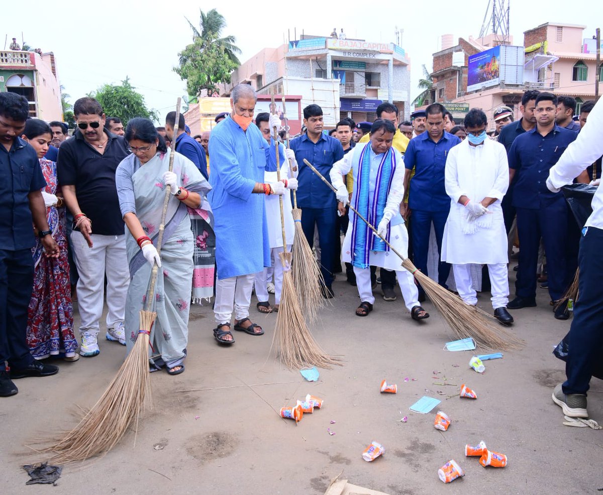 MohanMOdisha's tweet photo. ପବିତ୍ର ରଥଯାତ୍ରା ପୂର୍ବରୁ ପୁରୀ ବଡ଼ ଦାଣ୍ଡରେ ଆୟୋଜିତ ସ୍ବଚ୍ଛ ଭାରତ ଅଭିଯାନରେ ସାମିଲ ହୋଇ ନିଜକୁ ଧନ୍ୟ ମନେ କରୁଛି । ଆସନ୍ତାକାଲି ମହାପ୍ରଭୁ ଶ୍ରୀଜଗନ୍ନାଥ, ପ୍ରଭୁ ବଳଭଦ୍ର ଓ ଦେବୀ ସୁଭଦ୍ରା ବଡ ଦେଉଳର ରତ୍ନ ସିଂହାସନକୁ ଛାଡ଼ି ବଡଦାଣ୍ଡରେ ଲକ୍ଷାଧିକ ଭକ୍ତଙ୍କୁ ପ୍ରତ୍ୟକ୍ଷ ଦର୍ଶନ ଦେବେ, ଏହି ସମୟରେ ପରିବେଶକୁ ସ୍ୱଚ୍ଛ ଓ ସୁରକ୍ଷିତ ରଖିବା ପାଇଁ ଆମେ ସମସ୍ତେ ସଂକଳ୍ପ ନେବା ।

ଜୟ ଜଗନ୍ନାଥ 🙏