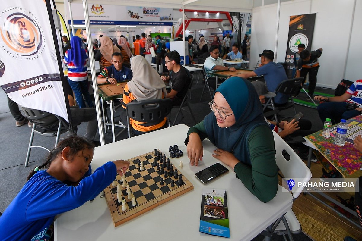 pahang_media's tweet image. Foto: Farizul Hafiz Awang

KUANTAN, 06 JULAI 2024 : Orang ramai yang hadir memeriahkan Program Madani Rakyat Zon Timur 2024, Dataran Sayangi Kuantan, di sini hari ini.-PAHANGMEDIA

#MajuTerusPahang 
#Pahang1st 
#ProgramMADANIRakyat 
#MalaysiaMadani