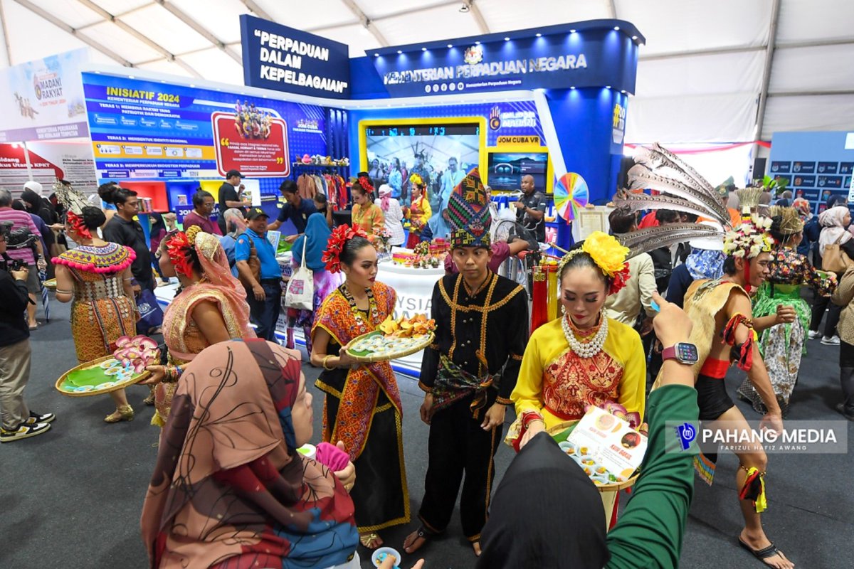 pahang_media's tweet image. Foto: Farizul Hafiz Awang

KUANTAN, 06 JULAI 2024 : Orang ramai yang hadir memeriahkan Program Madani Rakyat Zon Timur 2024, Dataran Sayangi Kuantan, di sini hari ini.-PAHANGMEDIA

#MajuTerusPahang 
#Pahang1st 
#ProgramMADANIRakyat 
#MalaysiaMadani