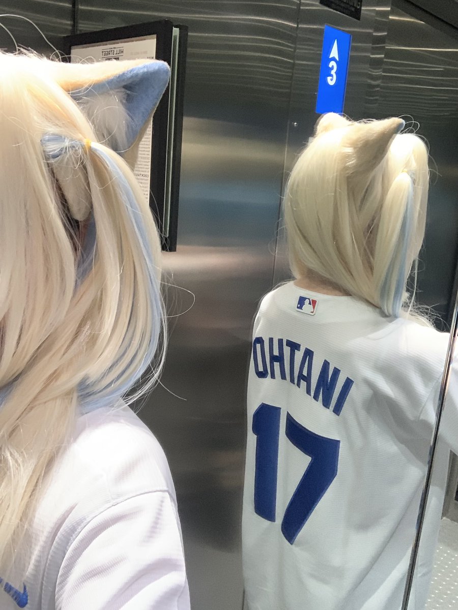 nadecola9's tweet image. #hololiveDodgers playing ball
