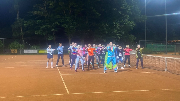 Toernooi van tennisleraar Willem Hornikx in teken van jaren 90 -  diemernieuws.nl/l/339764