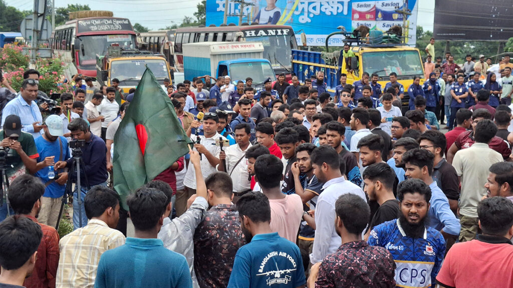 কোটা পুনর্বহালের প্রতিবাদে ঢাকা-টাঙ্গাইল মহাসড়ক অবরোধ