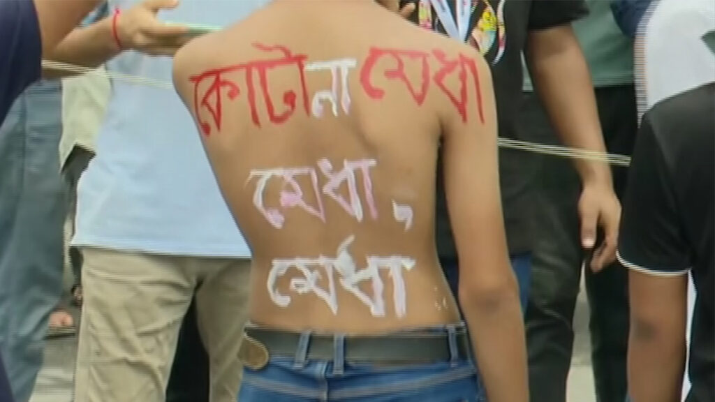 রাবি শিক্ষার্থীদের ঢাকা-রাজশাহী মহাসড়ক অবরোধ