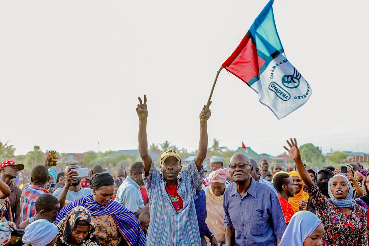 Jambotv_'s tweet photo. Mwenyekiti wa Chama cha Demokrasia na Maendeleo (CHADEMA) Taifa Freeman Mbowe ametangaza kujiuzulu kufanya siasa endapo Chama  cha Mapinduzi (CCM) kitashinda angalau kiti kimoja tu cha jimbo ndani ya mkoa wa Kilimanjaro wenye majimbo tisa (9) ya uchaguzi

Mbowe ametangaza ahadi hiyo Julai 05.2024 wakati akizungumza na wakazi wa Maore, wilayani Same, mkoa wa Kilimanjaro kwenye muendelezo wa mikutano ya hadhara ya chama hicho inayolenga kufikia mikoa yote ya kanda ya Kaskazini ikiwa ni muendelezo wa 'oparesheni +255 Katiba mpya' ambapo amesema msingi wa kuweka ahadi hiyo ni kutokana na ukweli kwamba mkoa wa Kilimanjaro na kanda ya Kaskazini kwa ujumla wake CHADEMA imekuwa nguzo imara mara zote 

Ametolea mfano uchaguzi mkuu wa mwaka 2015 ambapo CHADEMA chini ya mwavuli wa UKAWA (Umoja wa Katiba ya Wananchi) uliohusisha vyama vingine vitatu (3) wakati huo vya CUF, NCCR Mageuzi na NLD, vyama vya upinzani vilishinda majimbo saba (7) kati ya tisa (9) ya mkoa wa Kilimanjaro

Ametaja majimbo yaliyochukuliwa na upinzania kuwa ni pamoja na Same Mashariki, Rombo, Vunjo, Moshi vijijini, Moshi mjini, Hai na Siha, huku CCM ikiambulia majimbo ya Mwanga na Same pekee, hivyo kutoa wito kwa wakazi wa Same na mkoa wa Kilimanjaro kwa ujumla wake kujipanga sawasawa ili kurejesha heshima hiyo kwa kuhakikisha wanashinda sehemu zote kwenye uchaguzi wa serikali za mitaa baadaye mwaka huu (2024) na uchaguzi mkuu mwakani (2025)

Kuhusu mkoa wa Arusha, Mbowe ameeleza kuwa katika uchaguzi mkuu wa mwaka 2015 CHADEMA iliibuka kidedea kwenye majimbo sita (6) kati ya saba (7) yaliyoko mkoani humo, ambapo CCM iliambulia jimbo moja (1) pekee ambalo ni la Ngorongoro, jambo ambalo amedai kuwa haoni dalili ya CCM kushinda tena kwenye jimbo hilo kwa kuwa wakazi wa Ngorongoro wameahidi kuipigia kura CHADEMA kutokana na kile alichodai kuwa shukrani ya chama tawala (CCM) na serikali yake baada ya kuchaguliwa ni kuwahamisha watu wa jamii ya Masai kutoka kwenye eneo lao la asili na kuwapeleka Msomera, wilayani Handeni, mkoani Tanga

Aidha, kwa upande wa mkoa wa Tanga Mbowe amebainisha kuwa mkoa huo umekuwa ngome ya CCM kwa miaka mingi kwani katika majimbo 12 ya uchaguzi yaliyopo mkoani humo CCM ilikuwa inashinda majimbo yote, hata hivyo amedai kuwa kufuatia mikutano 72 aliyoifanya hivi karibuni kwenye mkoa huo tathmini ya CHADEMA inaonyesha kuwa majimbo pekee ambayo CCM inaweza kushinda ni matano (5) tu huku CHADEMA ikiwa na uhakika wa 'kunyakua' majimbo yote yaliyosalia ambayo ni saba (7) 

Mbowe ametoa wito kwa wakazi wa Same, mkoa wa Kilimanjaro na kanda ya Kaskazini kwa ujumla wake kuhakikisha wanashinda chaguzi zote zijazo, yaani kuanzia uchaguzi wa serikali za mitaa, vijiji na vitongoji baadaye mwaka huu (2024) na uchaguzi mkuu mwakani (2025) kuanzia kwenye viti vya Madiwani ili waweze kuunda Halmashauri, Wabunge na hatimaye nafasi ya Rais wa Jamhuri ya Muungano wa Tanzania kwa kile alichodai kuwa chama hicho kinaenda kuunda serikali baada ya uchaguzi mkuu wa mwakani (2025).