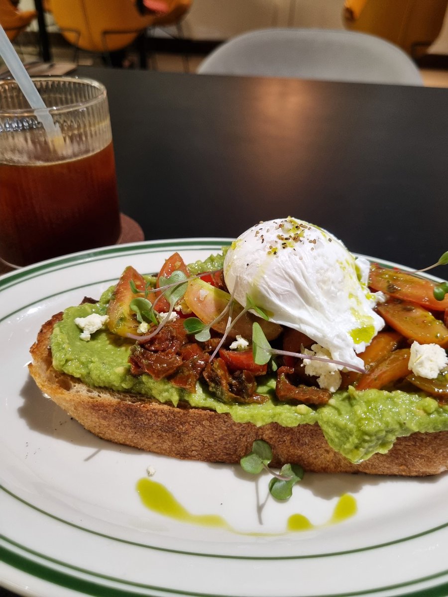 momomoonpee's tweet image. ベーカリーなのにバーな雰囲気のThe Bread Bar。コーヒーとサンドイッチでRM46(約1500円)也。結構なお値段だけど、若いお客さんいっぱい。個人的には、この値段出すならBangsarのAntipodean行ってしまうな〜。
#Breadbar
#TTDI