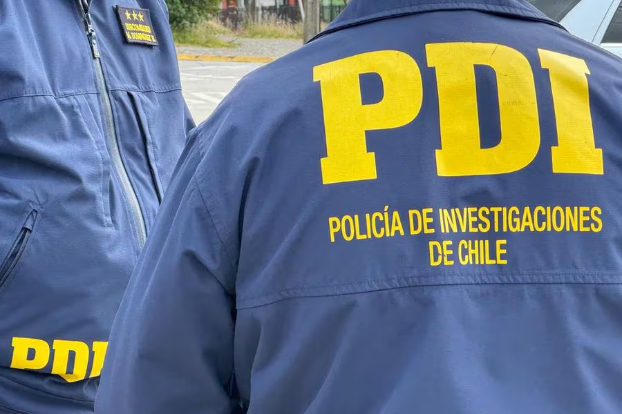 latercera's tweet photo. Detective de la PDI abate a tiros a dos delincuentes que intentaron asaltarlo en Estación Central https://t.co/yWyutKnAqd https://t.co/18PNGfWpqA