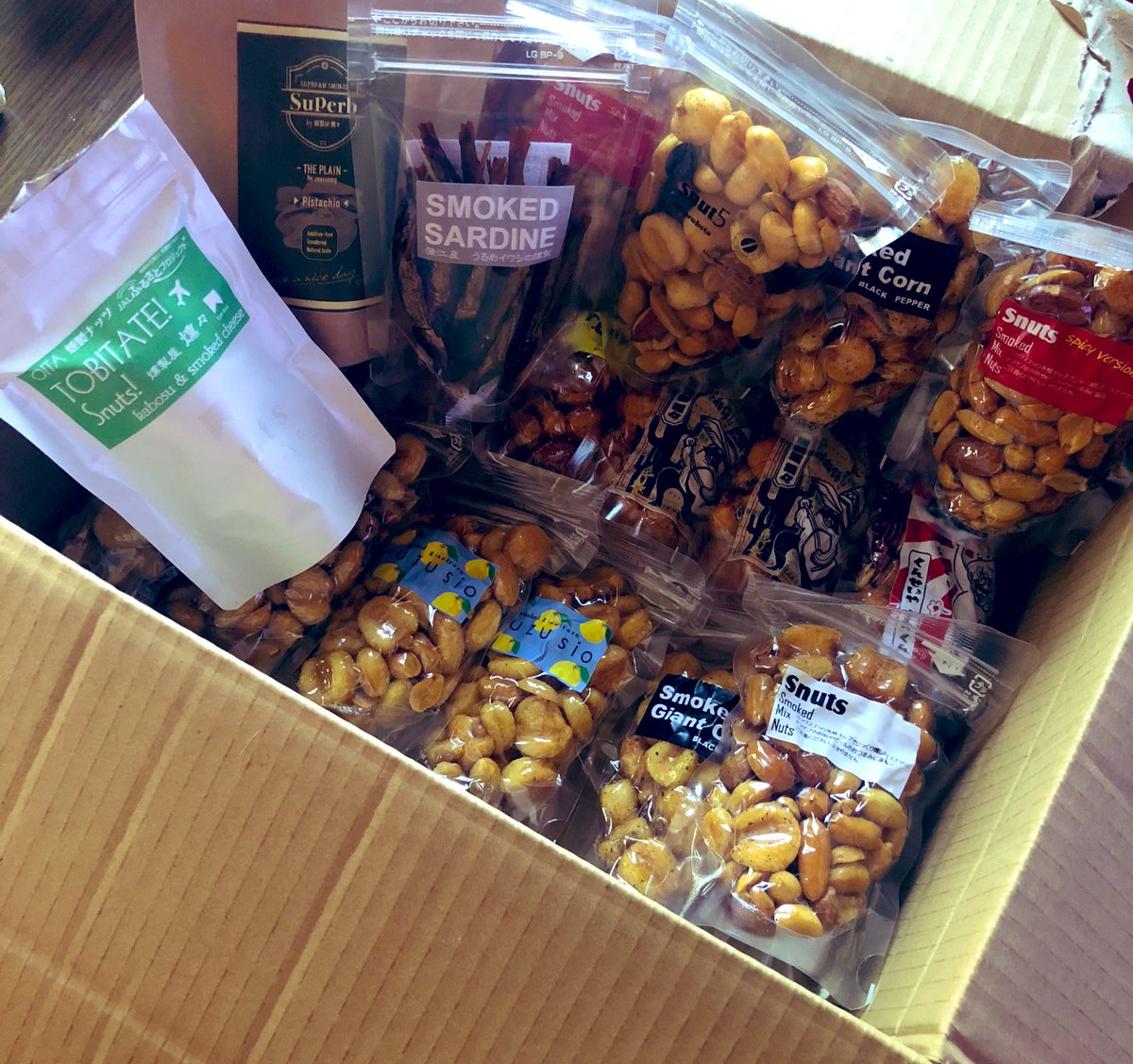 ITFmZa0VLOI2YCK's tweet image. 燻製屋燻燻ビール狂の店長セレクト夏の『呑んべえ福袋』が届きました〜
お酒買いに行かなくちゃな~
#燻製屋燻燻
#snuts
#夏の福袋
#お酒のおつまみ