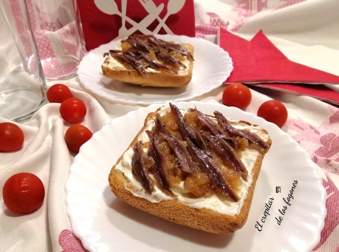 TOSTAS DE QUESO CREMA Y ANCHOAS CON CEBOLLA CARAMELIZADA elcrepitardelosfogones.com/tostas-de-ques…