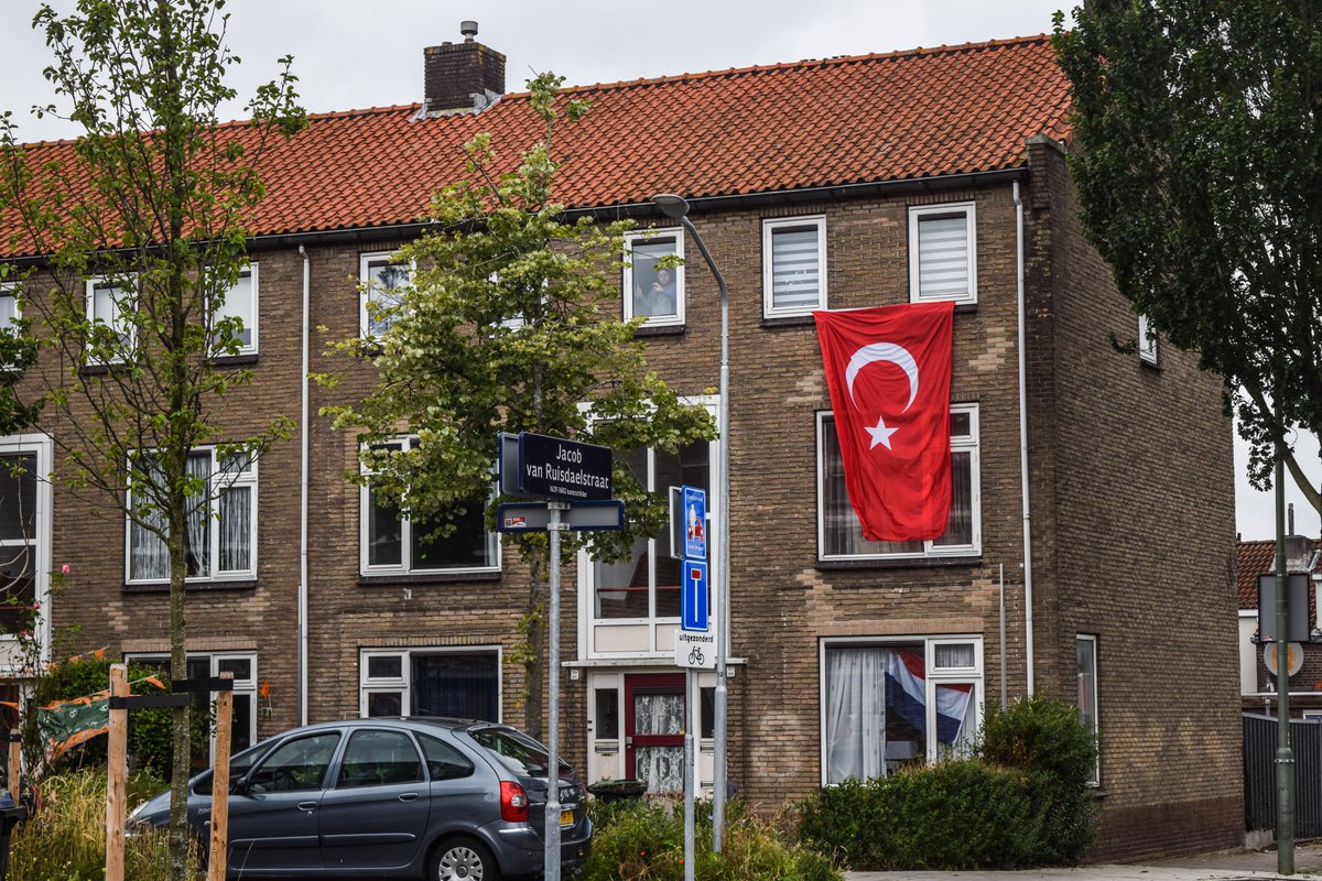bpthaber's tweet image. Hollanda sokakları, Türk bayraklarıyla donatıldı. 🇹🇷