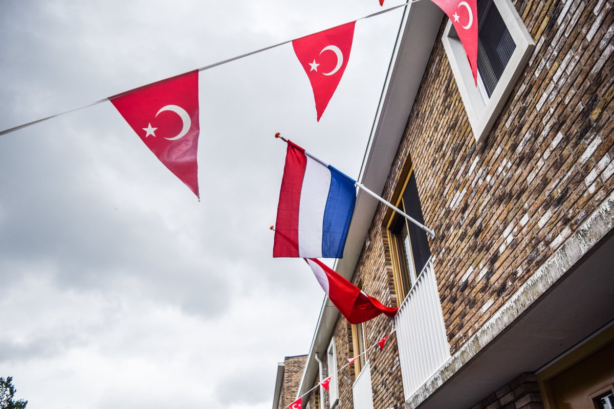 bpthaber's tweet image. Hollanda sokakları, Türk bayraklarıyla donatıldı. 🇹🇷
